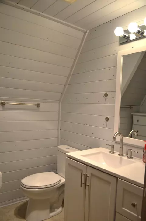 Bath - 132 Ozmar Ln, Crescent, OR 97733 photo 2 of 3