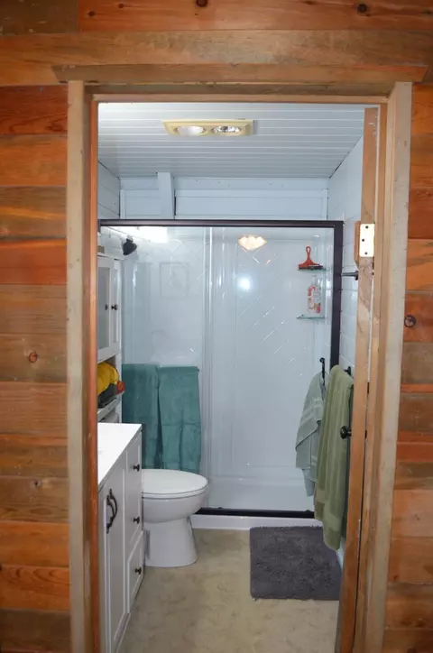 Bath - 132 Ozmar Ln, Crescent, OR 97733 photo 1 of 2
