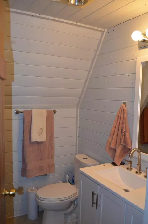 Bath - 132 Ozmar Ln, Crescent, OR 97733 photo 2 of 2