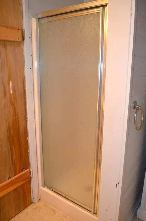 Bath - 132 Ozmar Ln, Crescent, OR 97733 photo 3 of 3