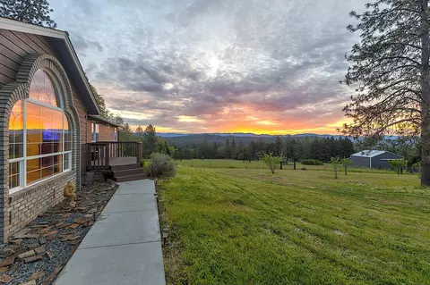 587 Summit Loop, Grants Pass, OR 97527