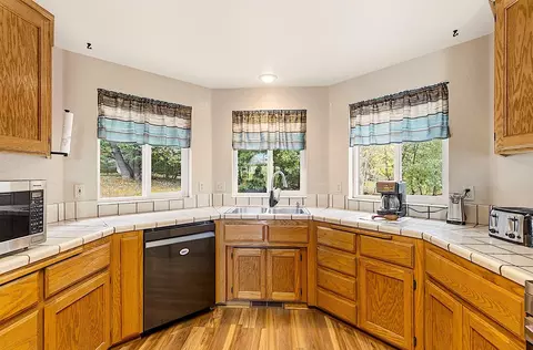 Kitchen - 587 Summit Loop, Grants Pass, OR 97527 photo 4 of 5
