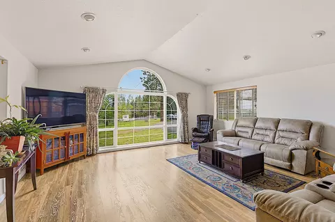 Living - 587 Summit Loop, Grants Pass, OR 97527 photo 2 of 2