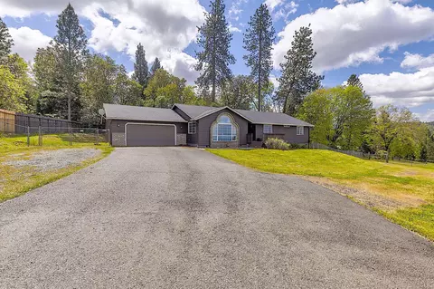 Exterior - 587 Summit Loop, Grants Pass, OR 97527 photo 4 of 28
