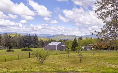 Exterior - 587 Summit Loop, Grants Pass, OR 97527 photo 8 of 28