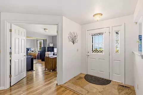 Entry Way - 587 Summit Loop, Grants Pass, OR 97527 photo 2 of 2