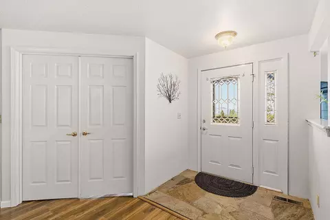 Entry Way - 587 Summit Loop, Grants Pass, OR 97527 photo 1 of 2