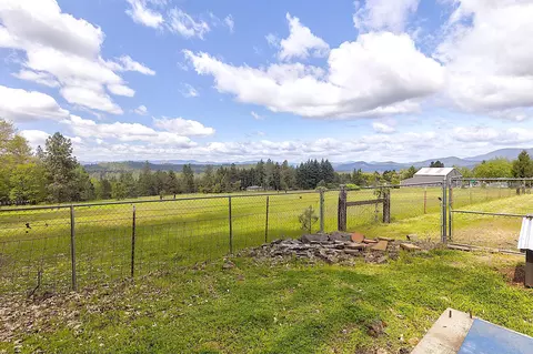 Exterior - 587 Summit Loop, Grants Pass, OR 97527 photo 21 of 28
