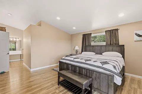Bedroom - 587 Summit Loop, Grants Pass, OR 97527 photo 2 of 3