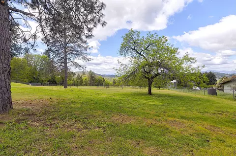 Exterior - 587 Summit Loop, Grants Pass, OR 97527 photo 7 of 28