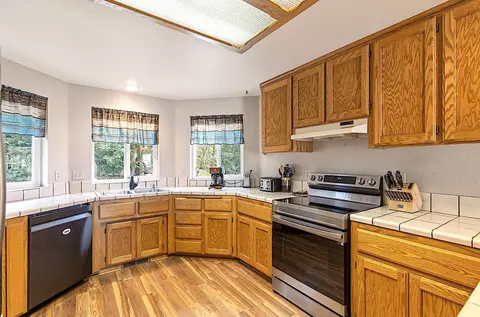 Kitchen - 587 Summit Loop, Grants Pass, OR 97527 photo 3 of 5