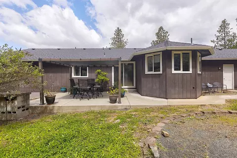 Exterior - 587 Summit Loop, Grants Pass, OR 97527 photo 16 of 28