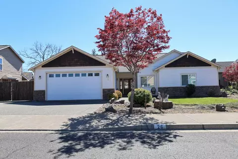 26 Pine Ct, Eagle Point, OR 97524