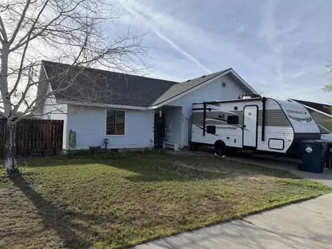 2741 SW 28th St, Redmond, OR 97756