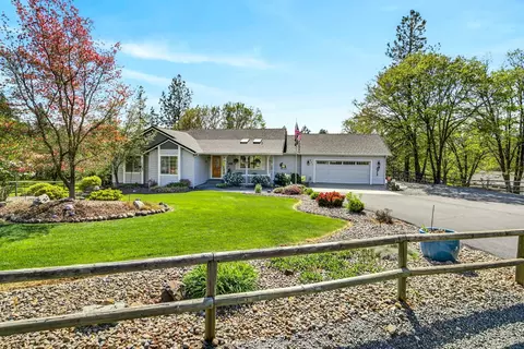 221 Lauer Way, Grants Pass, OR 97526