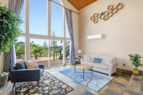 Living - 3850 E Antelope Rd, Eagle Point, OR 97524 photo 2 of 5