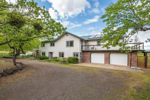 Exterior - 3850 E Antelope Rd, Eagle Point, OR 97524 photo 2 of 4