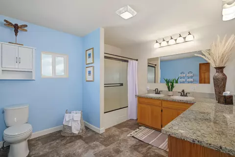 Bath - 3850 E Antelope Rd, Eagle Point, OR 97524 photo 3 of 4