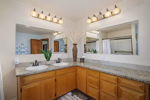 Bath - 3850 E Antelope Rd, Eagle Point, OR 97524 photo 4 of 4