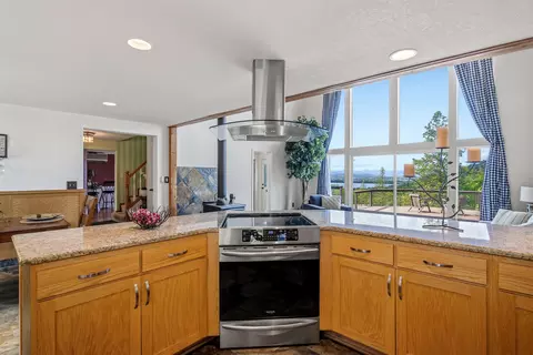 Kitchen - 3850 E Antelope Rd, Eagle Point, OR 97524 photo 2 of 2