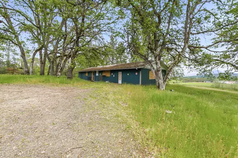 620 Vista Park Dr, Eagle Point, OR 97524