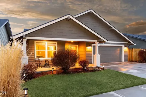1811 NE 3rd St, Redmond, OR 97756