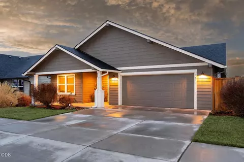 1811 NE 3rd St, Redmond, OR 97756