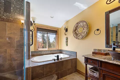 Bath - 60135 Stirling Dr, Bend, OR 97702 photo 5 of 6
