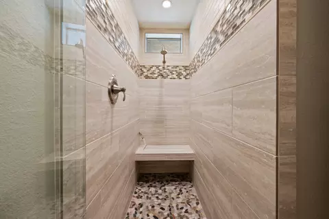 Bath - 60135 Stirling Dr, Bend, OR 97702 photo 2 of 6