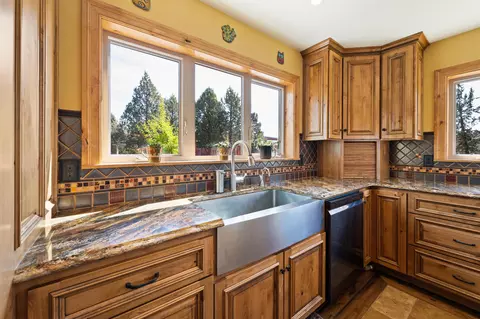 Kitchen - 60135 Stirling Dr, Bend, OR 97702 photo 6 of 7
