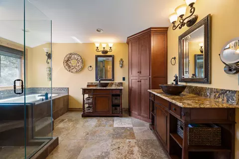Bath - 60135 Stirling Dr, Bend, OR 97702 photo 4 of 6