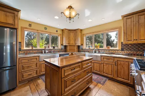 Kitchen - 60135 Stirling Dr, Bend, OR 97702 photo 5 of 7