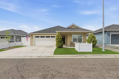 1922 Modena Ln, Medford, OR 97501