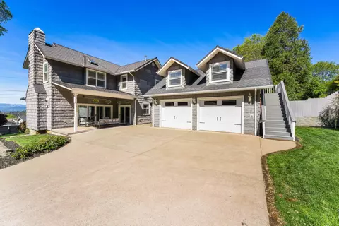 1679 NE Terrace Dr, Grants Pass, OR 97526