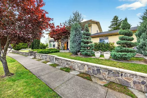 1082 La Loma Dr, Medford, OR 97504