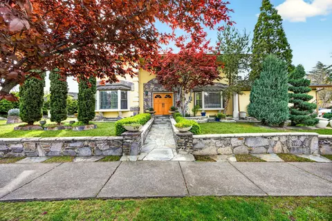 1082 La Loma Dr, Medford, OR 97504