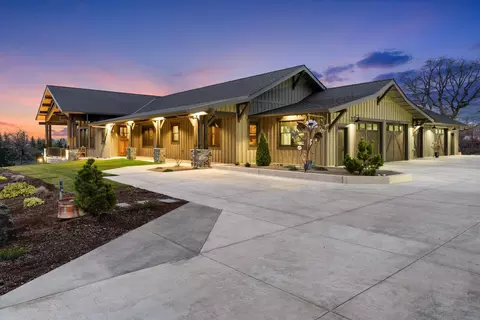 310 Pierce Rd, Medford, OR 97504