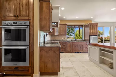 Kitchen - 24442 Dodds Rd, Bend, OR 97701 photo 6 of 8