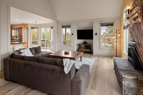 Living - 24442 Dodds Rd, Bend, OR 97701 photo 1 of 3