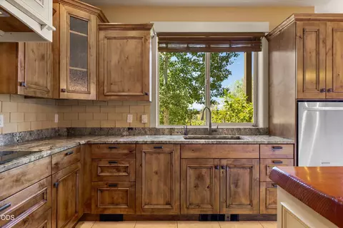 Kitchen - 24442 Dodds Rd, Bend, OR 97701 photo 5 of 8