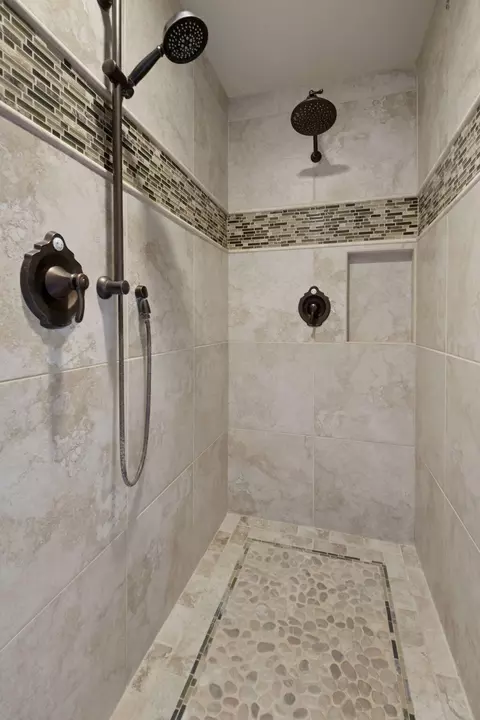 Bath - 24442 Dodds Rd, Bend, OR 97701 photo 4 of 7