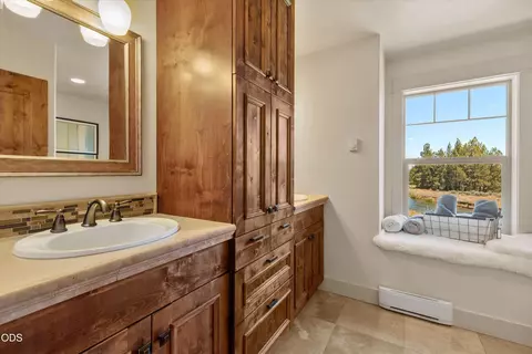 Bath - 24442 Dodds Rd, Bend, OR 97701 photo 4 of 4