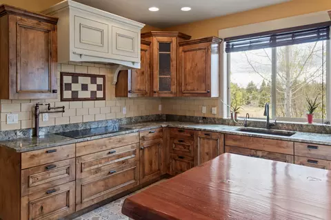 Kitchen - 24442 Dodds Rd, Bend, OR 97701 photo 3 of 5