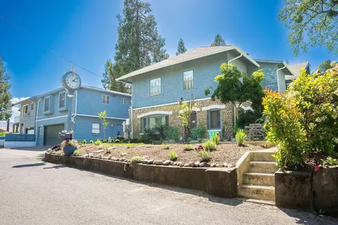 200 Medford Heights Ln, Medford, OR 97504