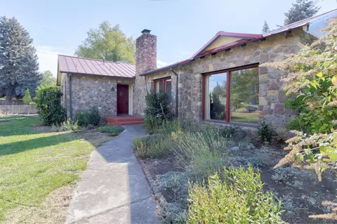 547 Oakdale Dr, Medford, OR 97501
