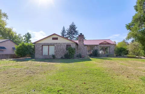 547 Oakdale Dr, Medford, OR 97501