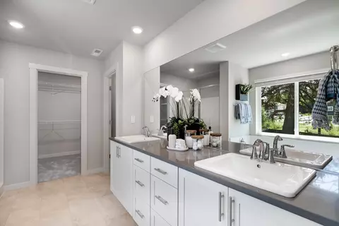 Bath - 63202 NE Carly Ln, Bend, OR 97701 photo 3 of 4