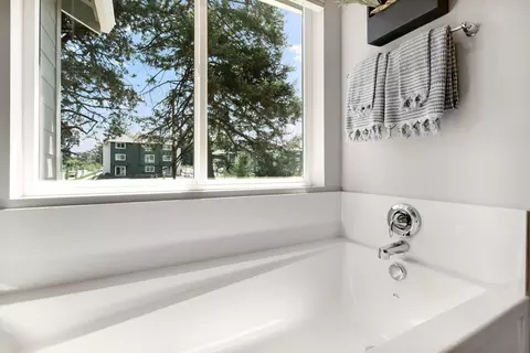 Bath - 63202 NE Carly Ln, Bend, OR 97701 photo 4 of 4