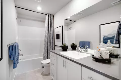 Bath - 63202 NE Carly Ln, Bend, OR 97701 photo 2 of 4