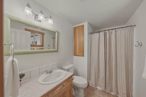 Bath - 63375 Saddleback Dr, Bend, OR 97703 photo 6 of 7